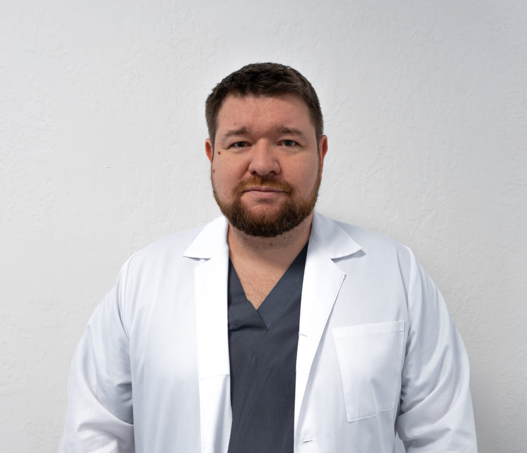 Головний лікар та засновник медичного центру. Хірург, ортопед-травматолог. Лікар у білому халаті
